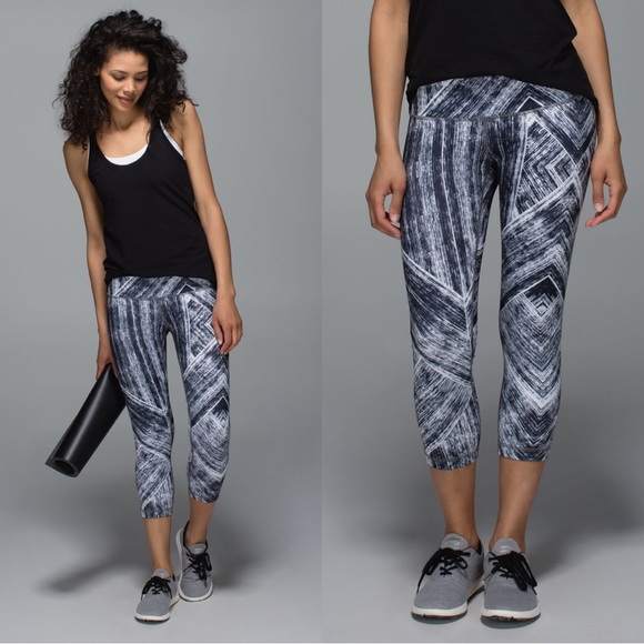 lululemon athletica Pants - Lululemon Wunder Under Crop II Full-On Luon Heat Wave White Black Size 4